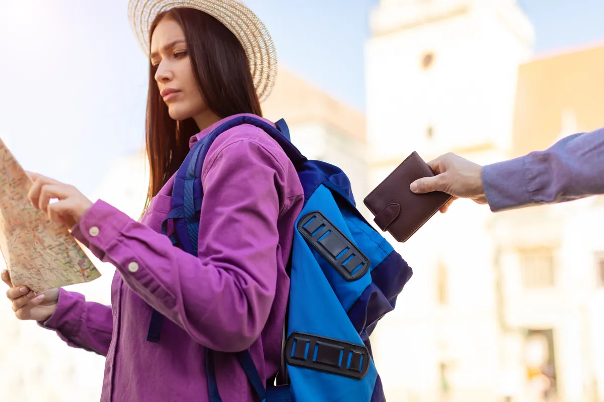 Zsebtolvajlás áldozatául esett turistanő.