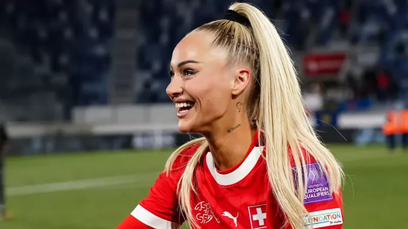 Forró csók a kanapén, lesd meg Alisha Lehmannt új pasijával - Videó