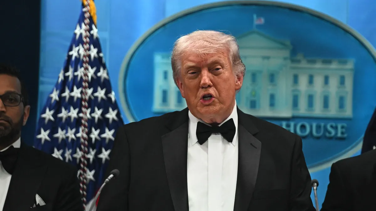 Lövöldözés a Fehér Házi Tudósítók Vacsoráján: így menekítették ki Donald Trumpot - Videó