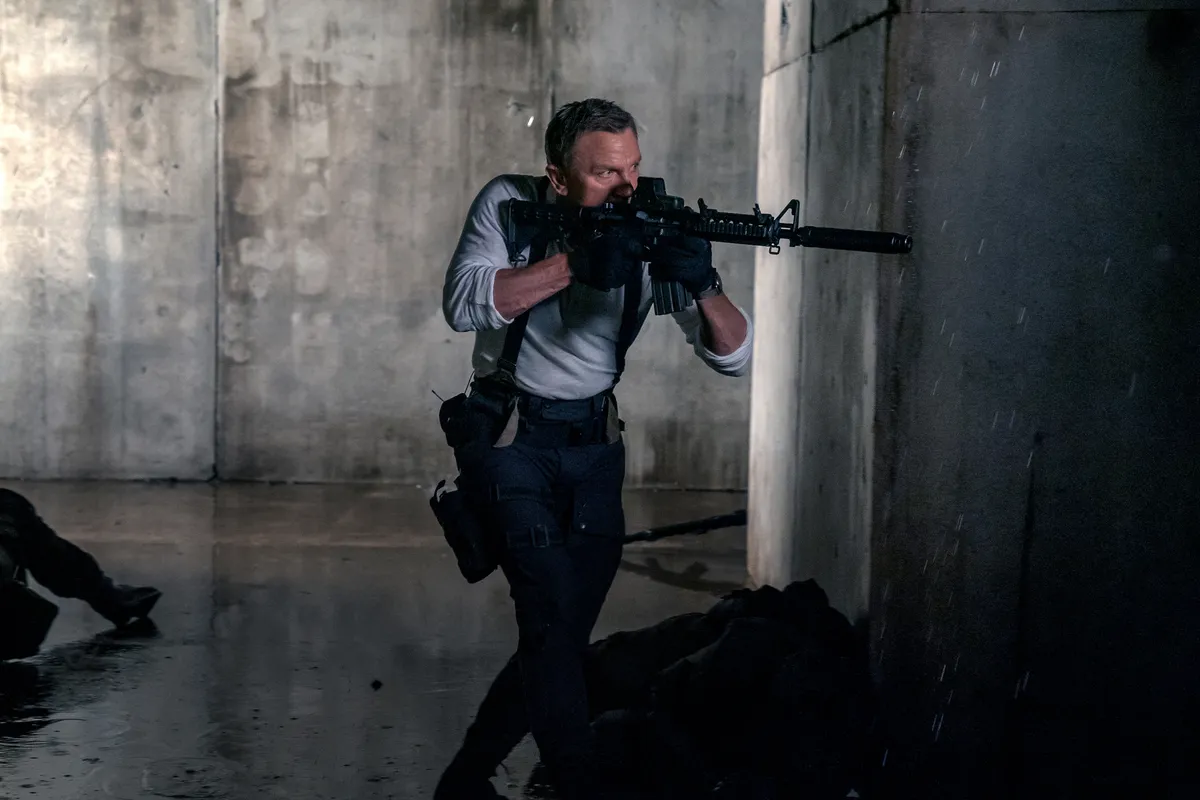 Daniel Craig a Nincs idő meghalni című filmben James Bondként.