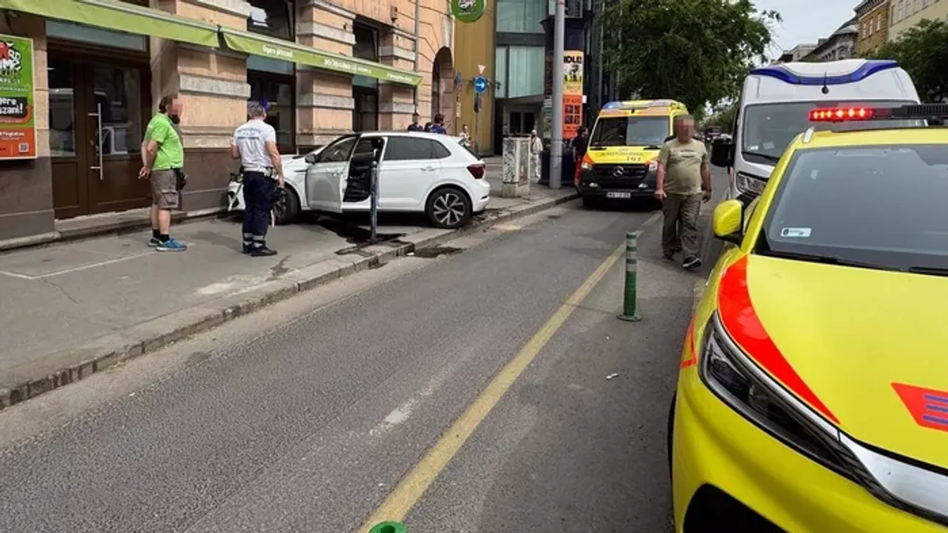 Kitört a pánik a Corvinnál: kávézóba csapódott egy autó, fejvesztve menekültek a vendégek – fotó
