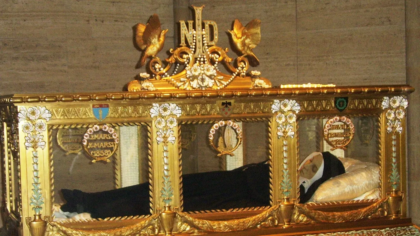 Szent Bernadett romlatlan teste ma is látható az üvegkoporsóban. 