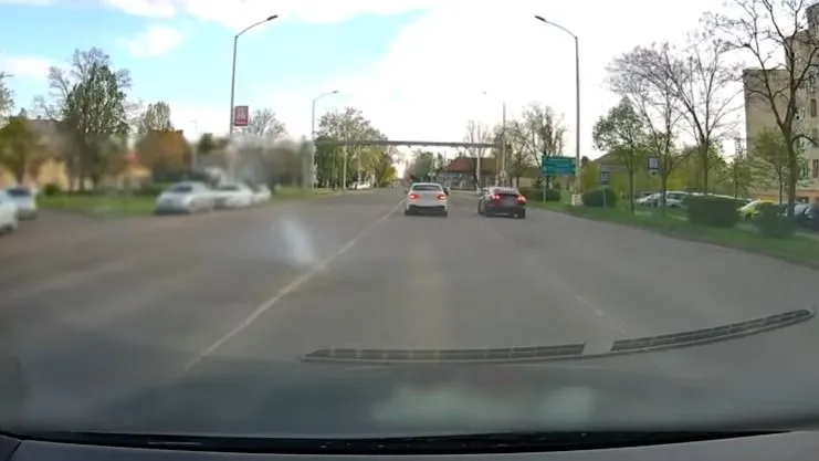 Egy BMW és egy Porsche versenyzett Szolnokon