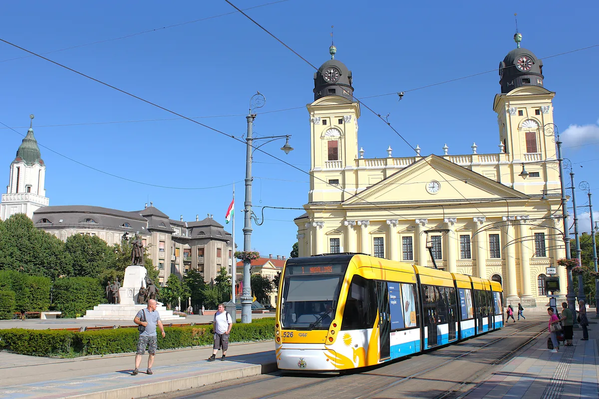 A debreceni Nagytemplom és az 1-es villamos.