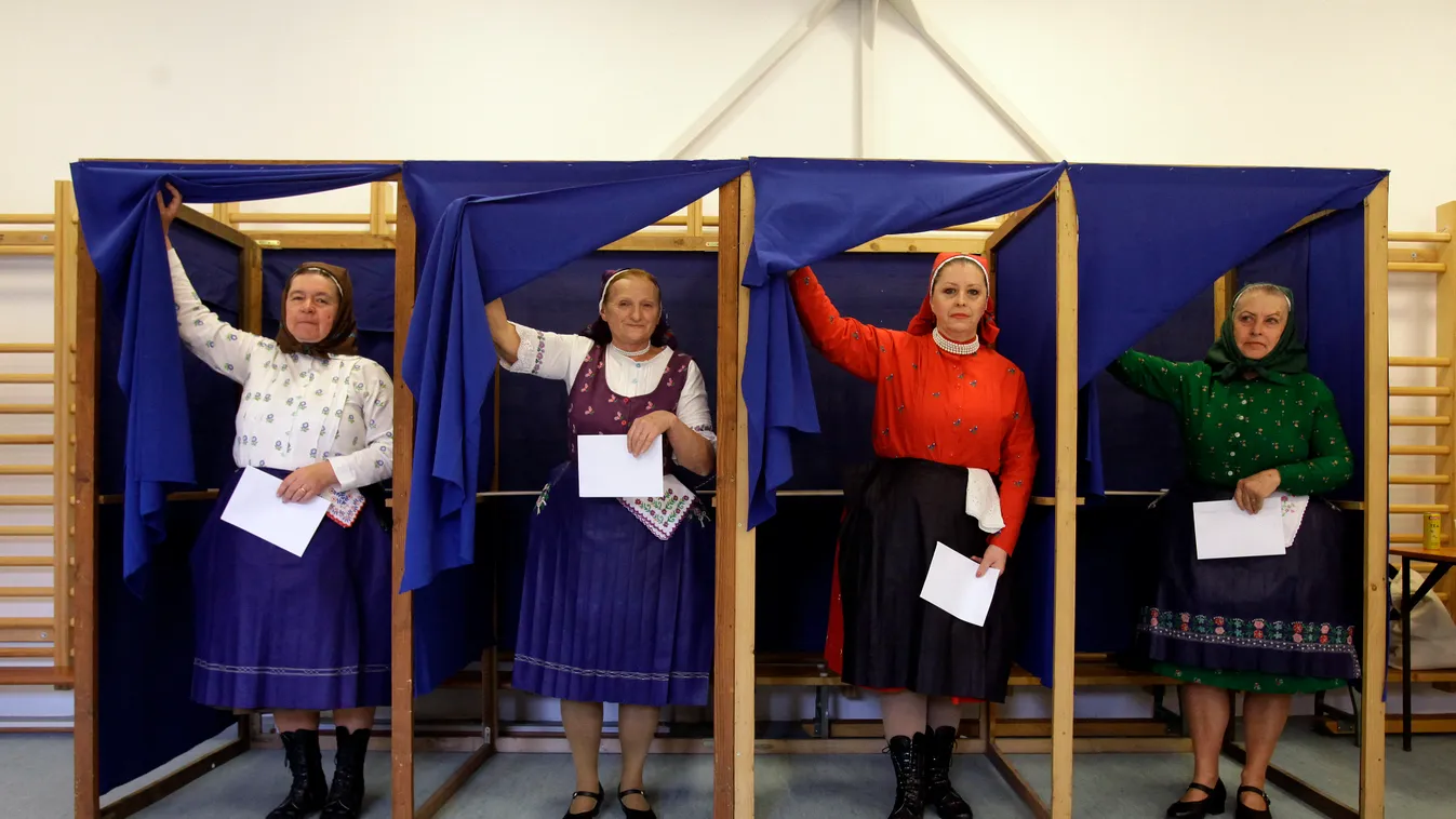 Ezt látni kell: népi öltözékben szavaztak a veresegyházi asszonyok