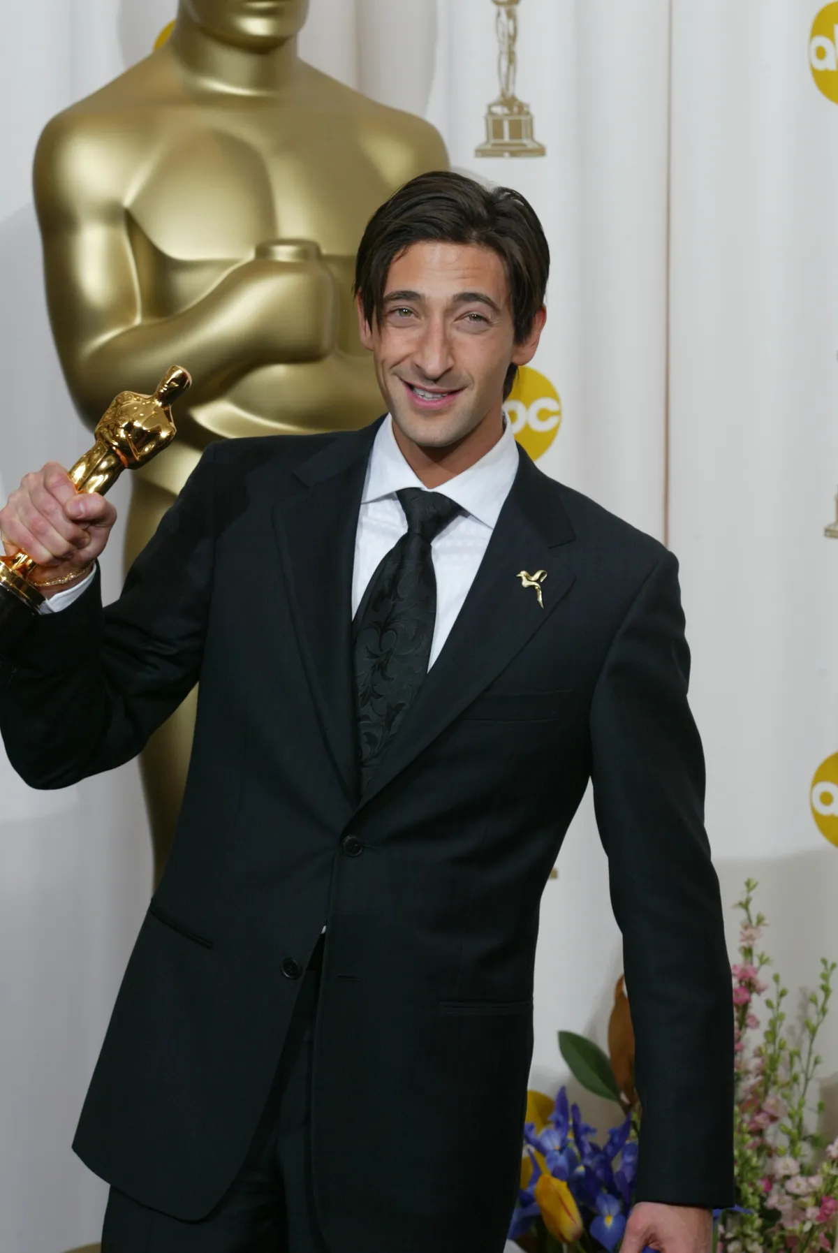 Adrien Brody a 75. Oscar-gálán pózol Oscar-díjával 2003-ban.