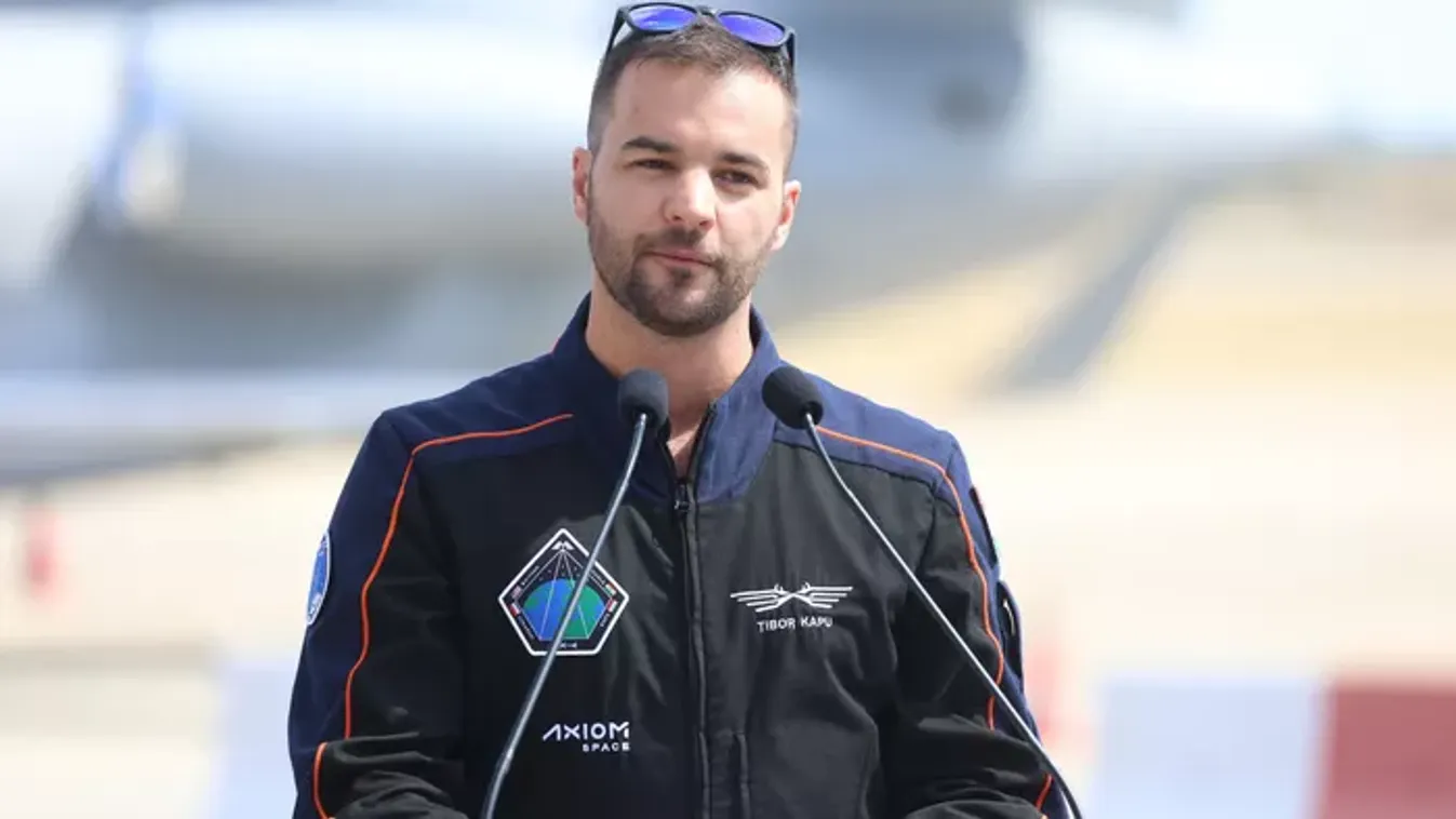 Kapu Tibor is leadta a voksát: címeres tollal szavazott