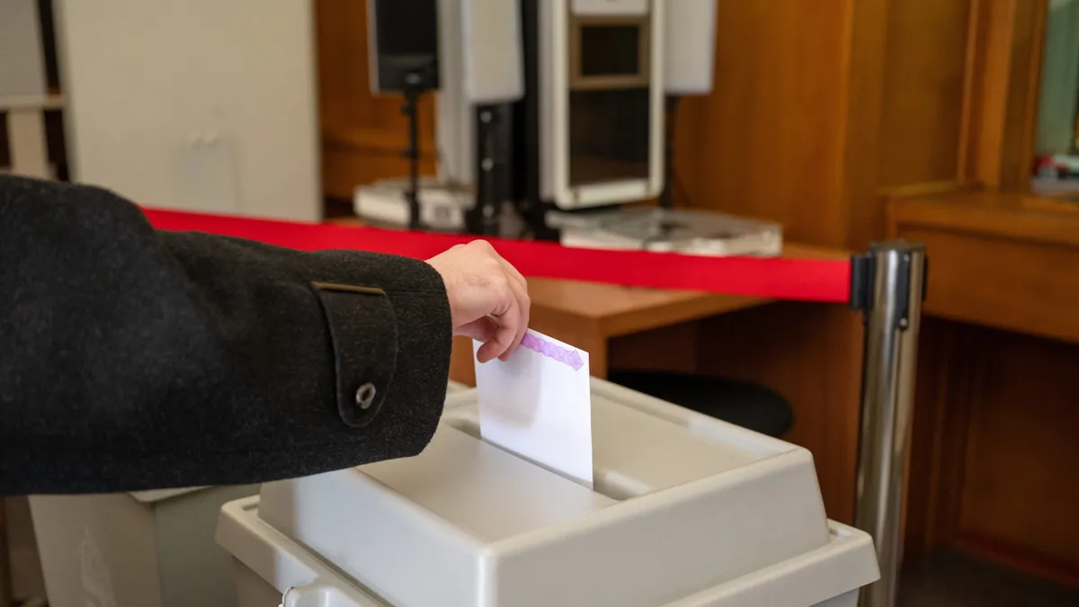 Halálosan megfenyegettek egy idős nőt a tiszások