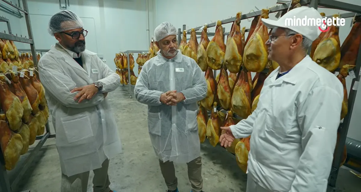 Gianni és Miki a megyaszói húsüzemben a legjobb sonka miatt.