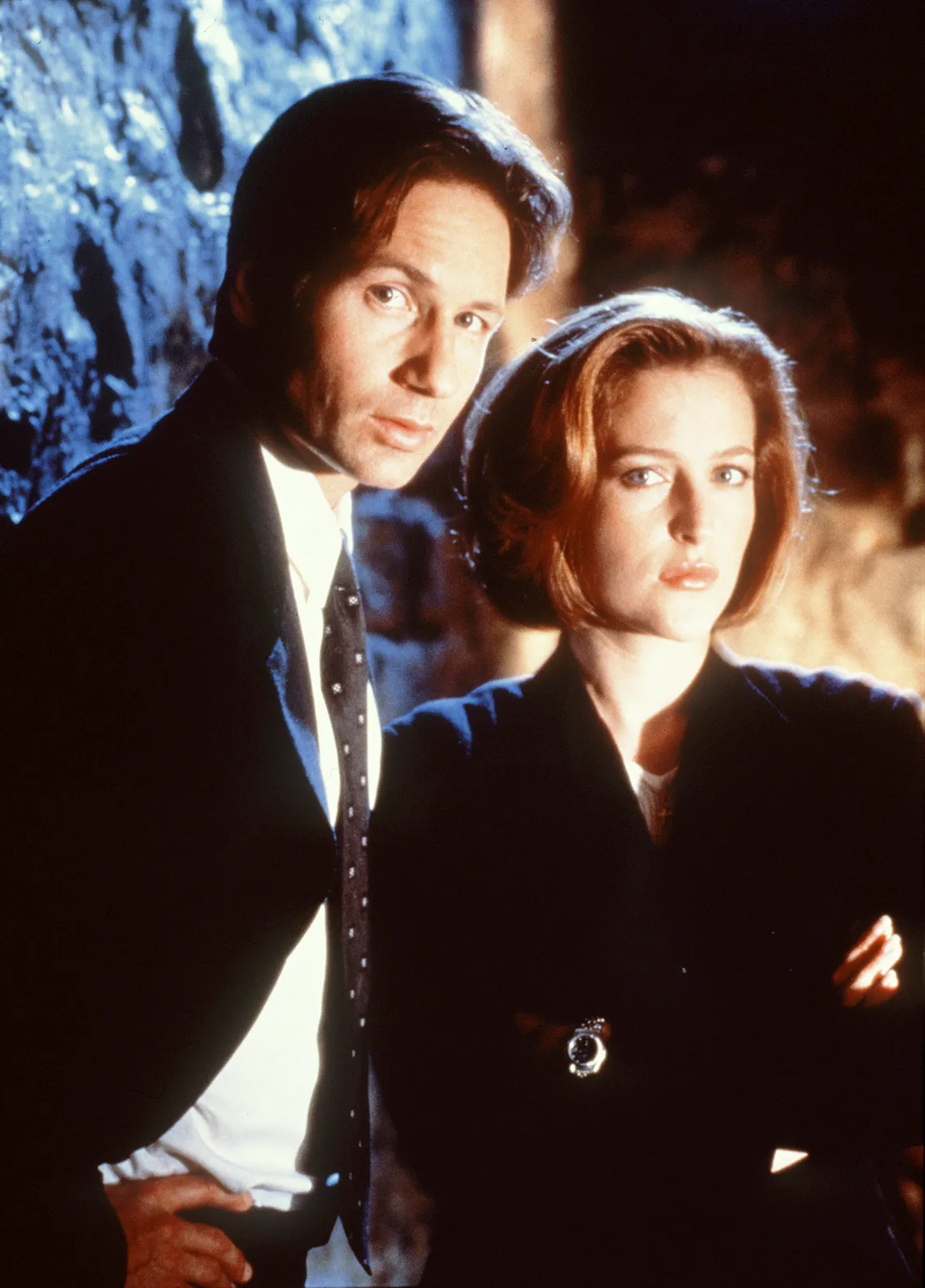 David Duchovny Mulder ügynökként és Gillian Anderson Scully ügynökként az X-akták sorozatban.