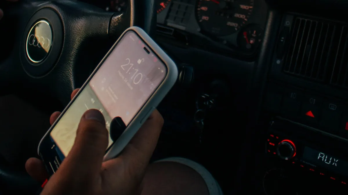 Jobb, ha elfelejted a mobil használatát az autóban