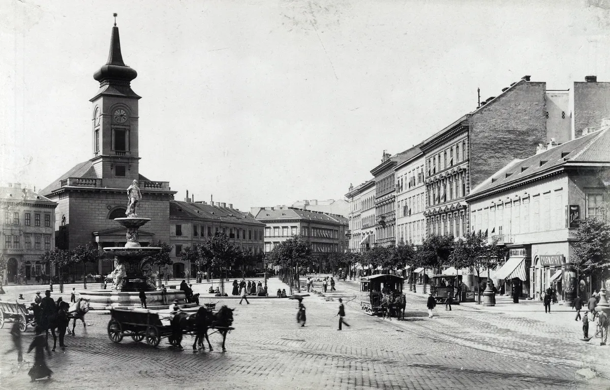 Retró kvízben szereplő kép egy budapesti tér közlekedéséről gyalogosokkal, lovaskocsikkal