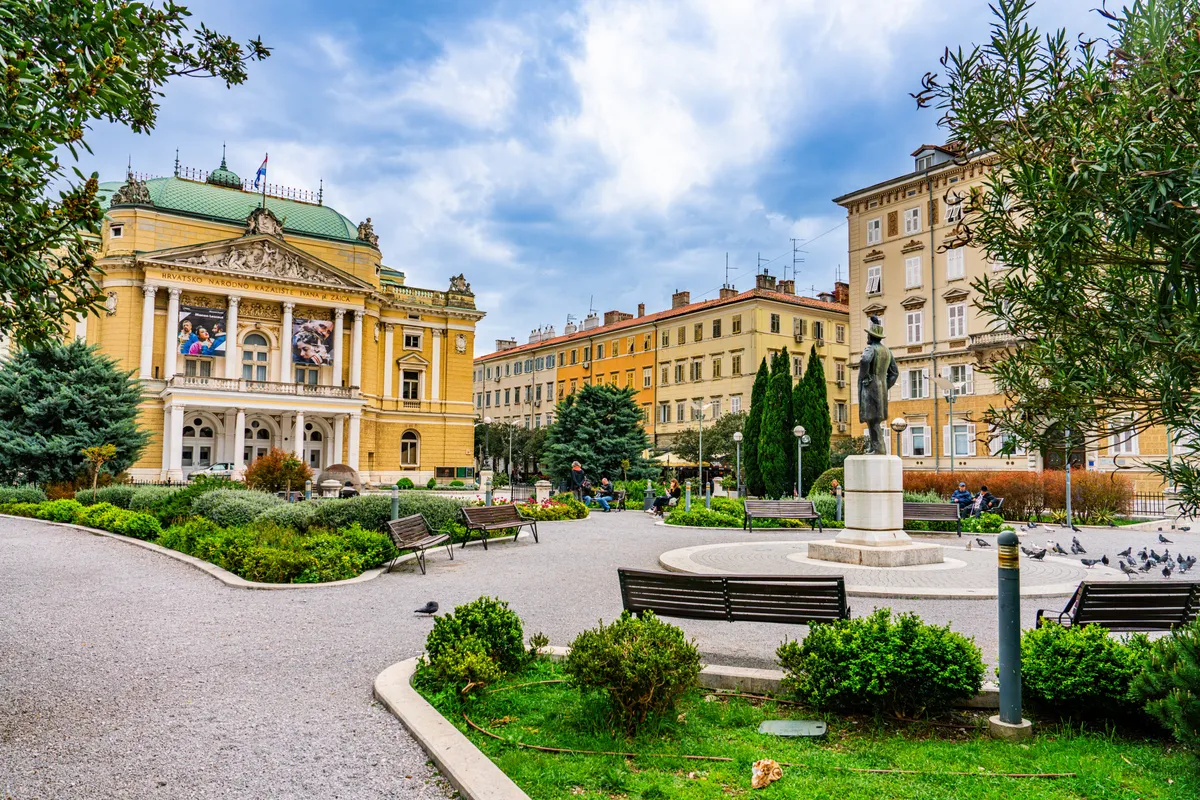 A Horvát Nemzeti Színház és az előtte található park Rijekában.