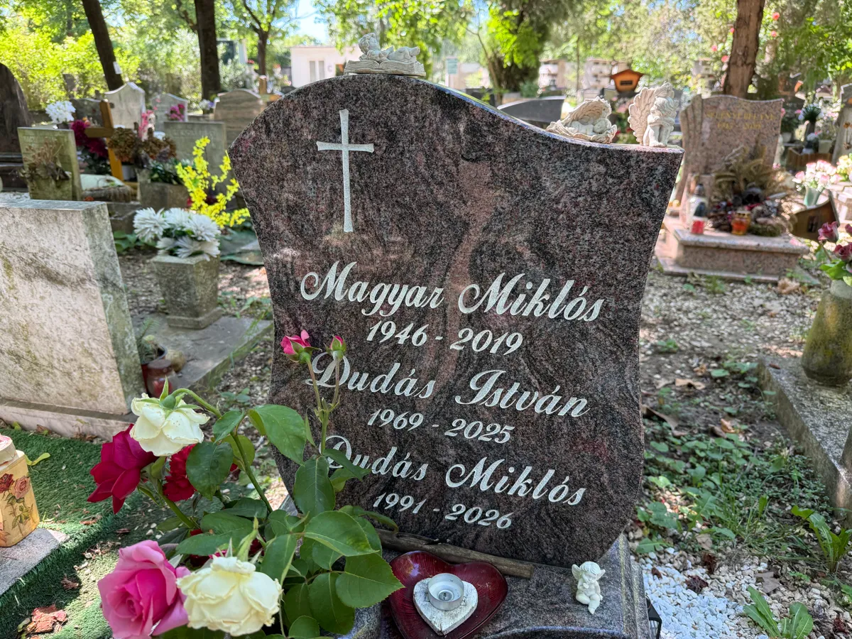 Köz9ös sírban nyugszik Dudás Miki és édesapja.