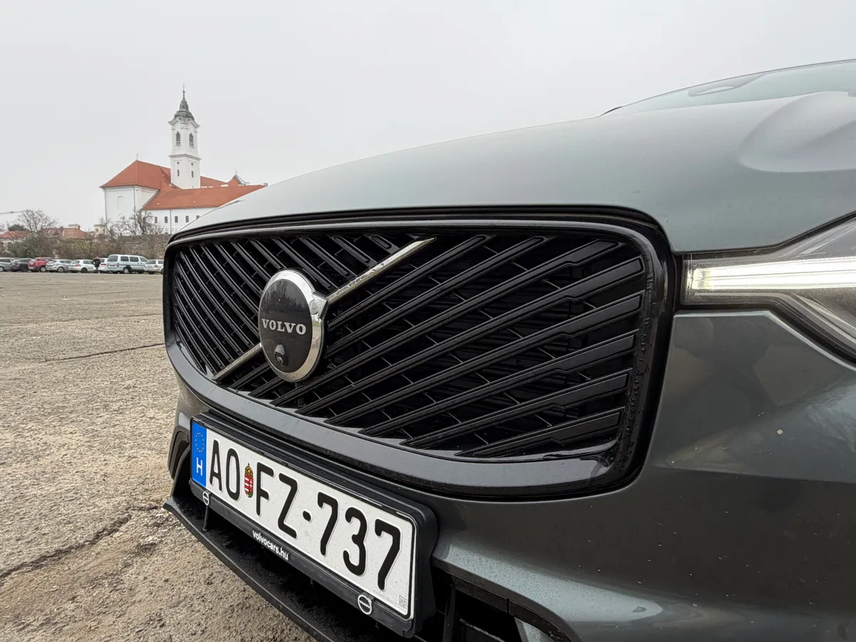 Közeli kép a Volvo XC60-as modellről a tesztben.