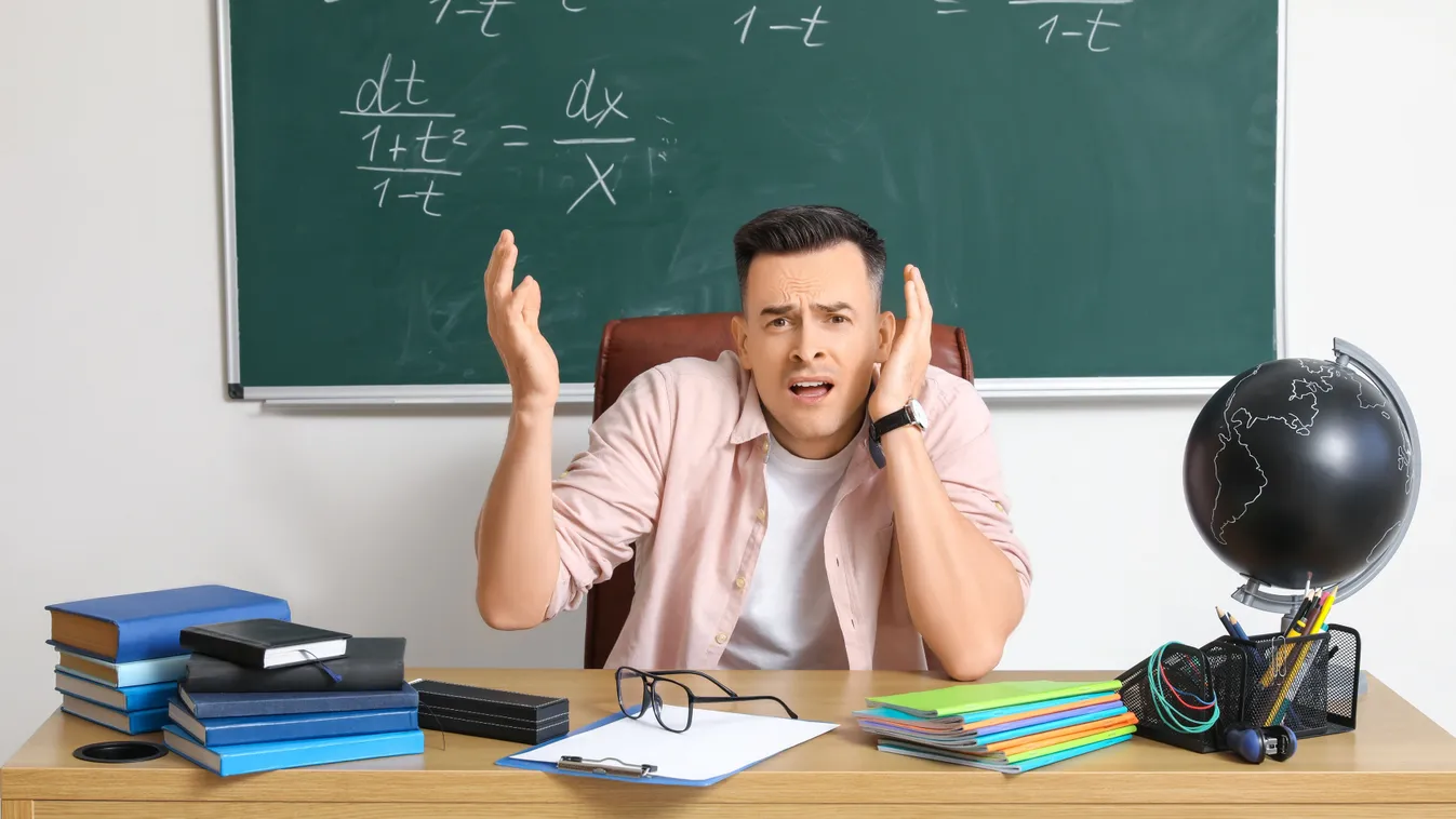 Stresszes férfi tanár a helyesírási kvízben.