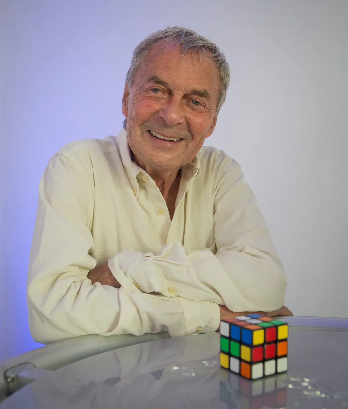Rubik Ernő és a róla elnevezett kocka.