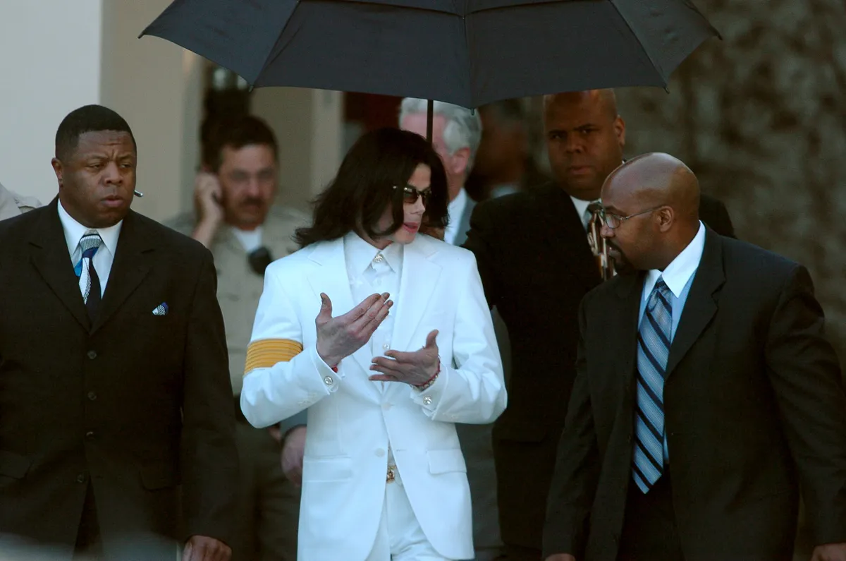 Michael Jackson 2005 februárjában a tárgyalás első napján a santa monicai bíróság előtt.
