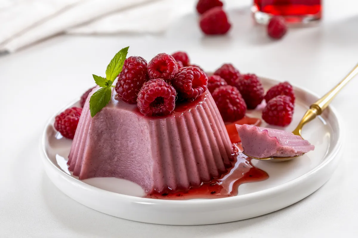 Panna cotta áfonyával és málnával a tavaszi desszertek közül.
