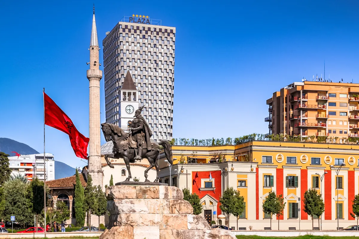 Tiranai utcakép Szkander bég szobrával.