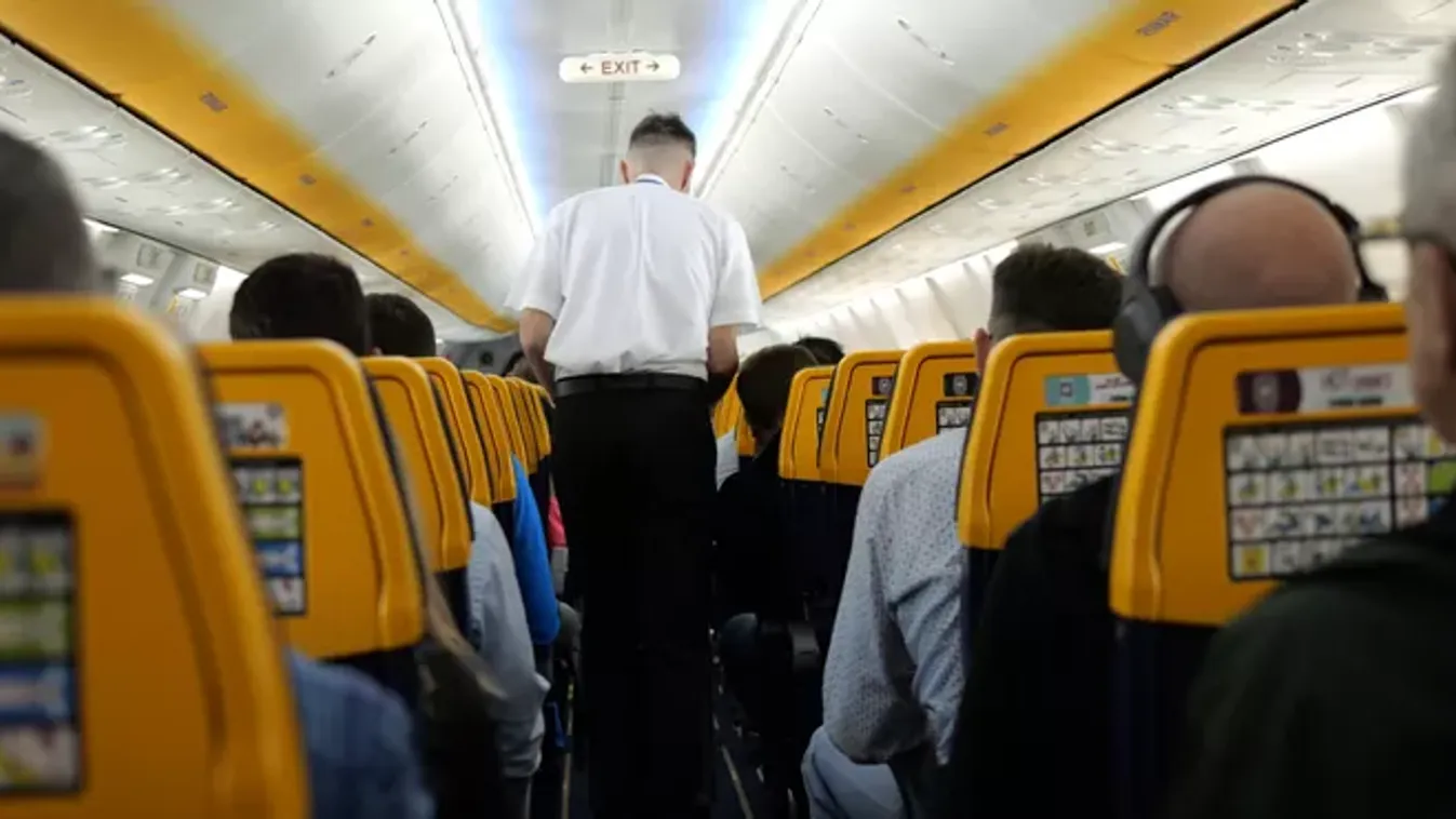 Kényszerleszállást kellett végrehajtania a Ryanairnek, mentők várták a gépet a földön