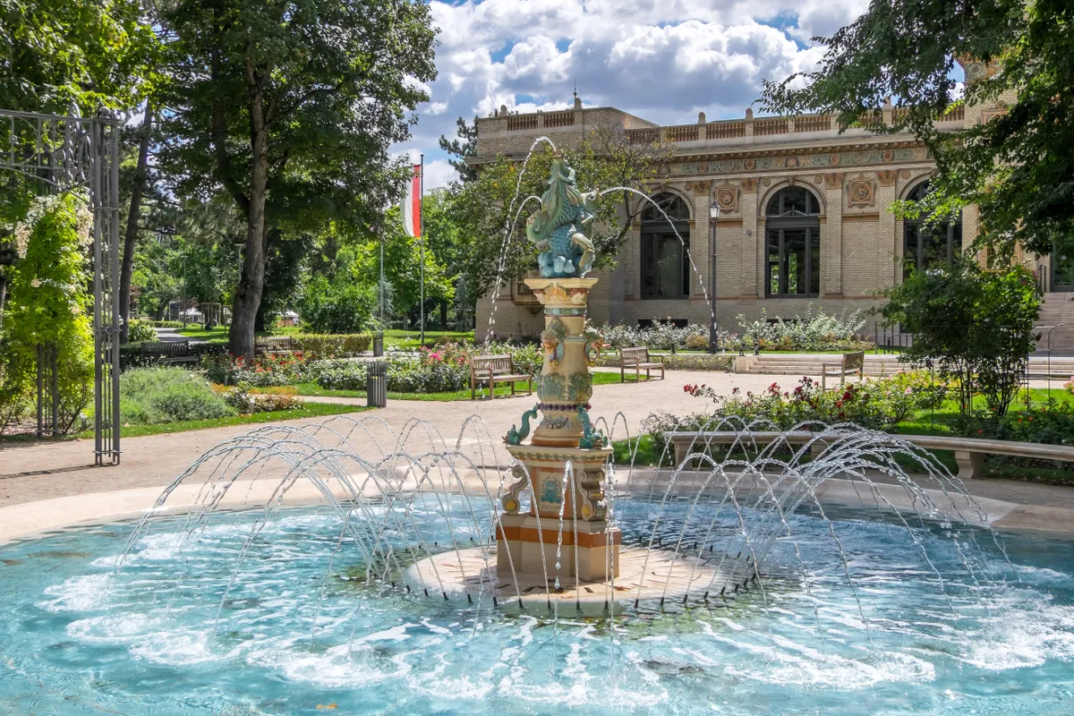 Zsolnay szökőkút, Városliget, Budapest