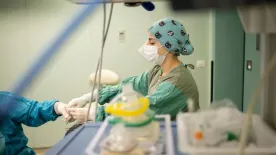 „Nem lesz új Covid!” – Állítja a professzor, miközben 12 ápolót zártak karanténba a gyilkos kór miatt
