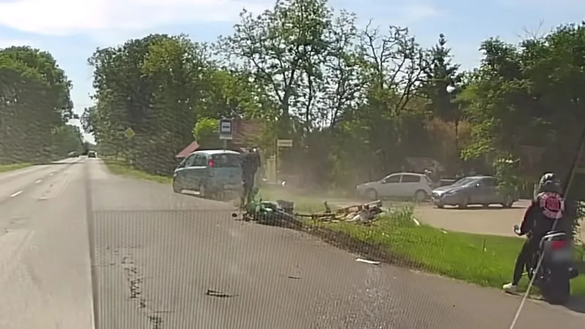 Szélvédőre zuhant a motoros: videón a brutális ütközés Csongrádon