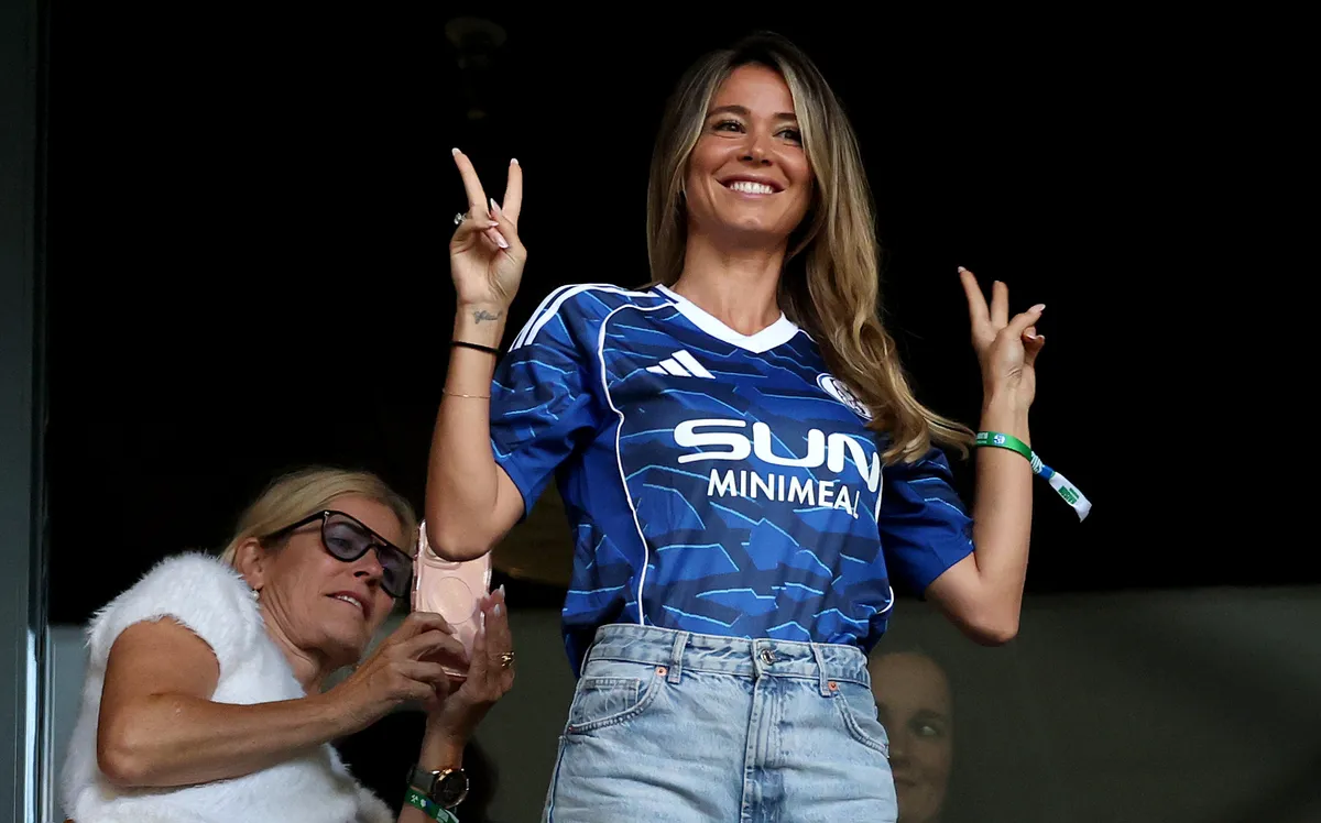 Diletta Leotta korábban Schalke-mezben nagy feltűnést keltett férje meccsén, de ezúttal otthonról gratulált Loris Kariusnak