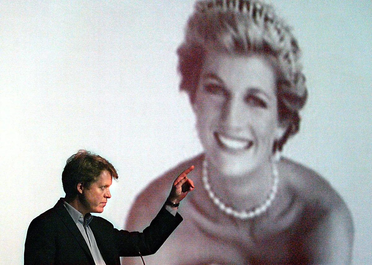 Charles Spencer Diana hercegné temetésén nyilvánosan bírálta a királyi családot