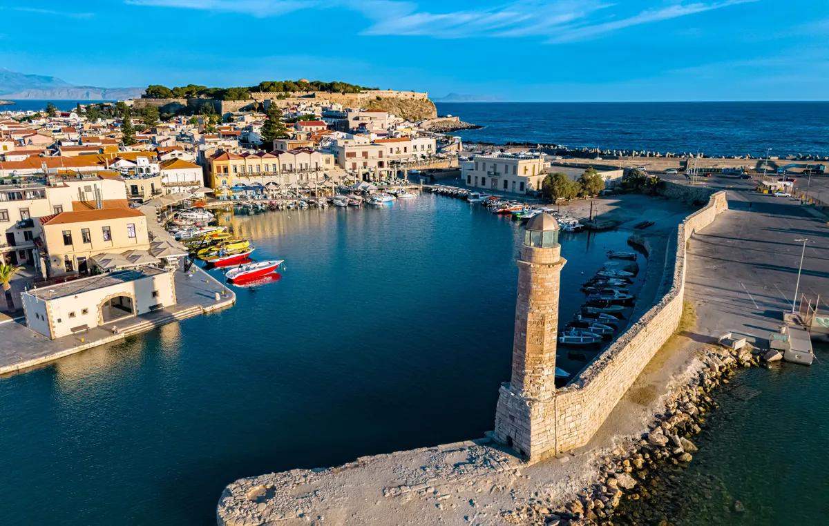 A krétai Rethymno velencei stílusú óvárosa madártávlatból.