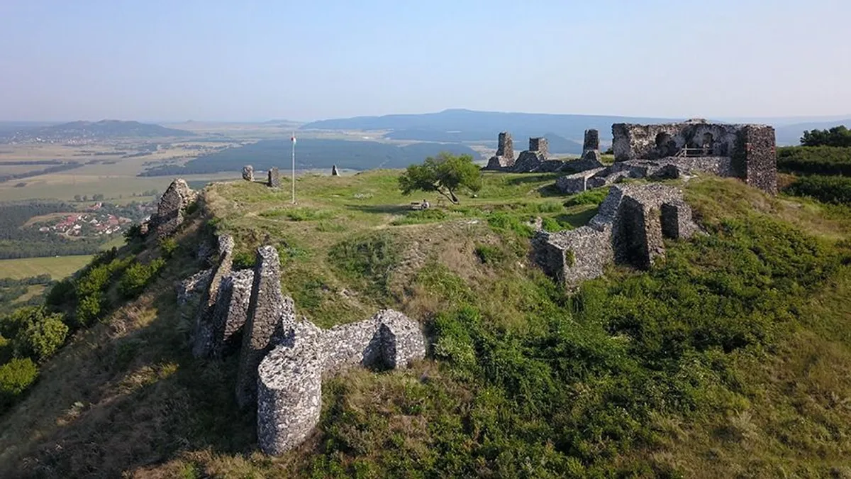 Várlátogatás ingyen? Íme 5 magyar várrom, amiket látnod kell még az idén