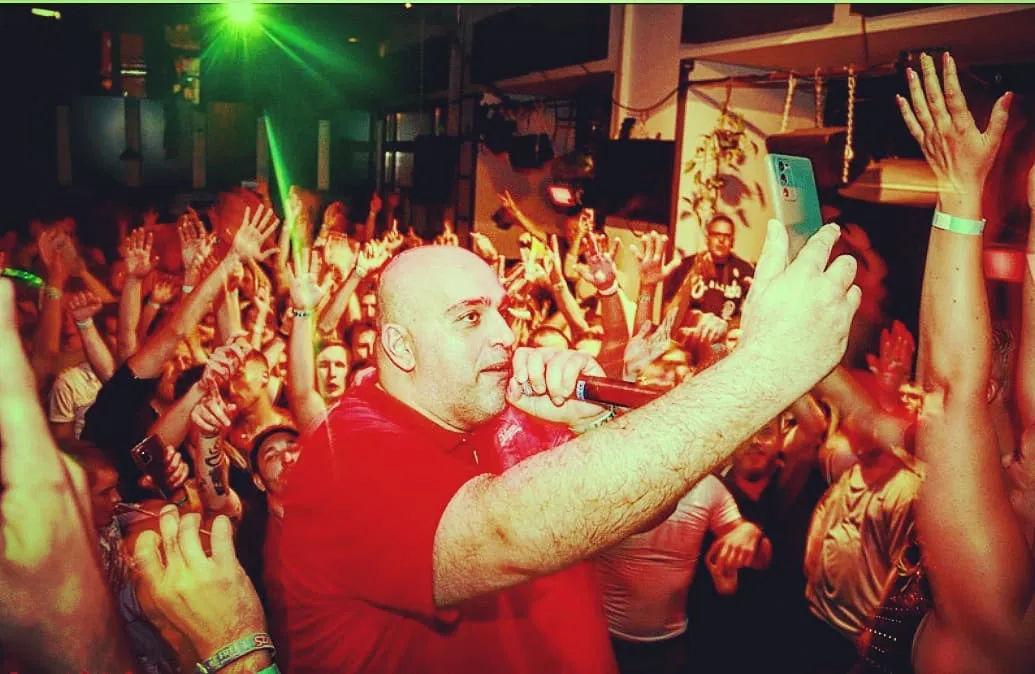 Ogli G koncertezés közben.
