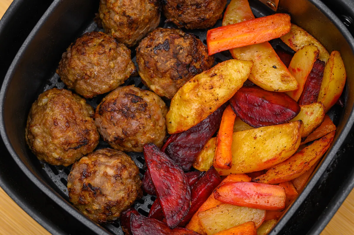 Air fryerben készülő krumpli- és fasírt recept.