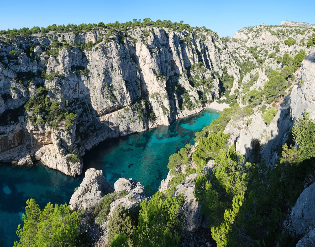 A francia Calanques Nemzeti Park egyik tengeröble madártávlatból.