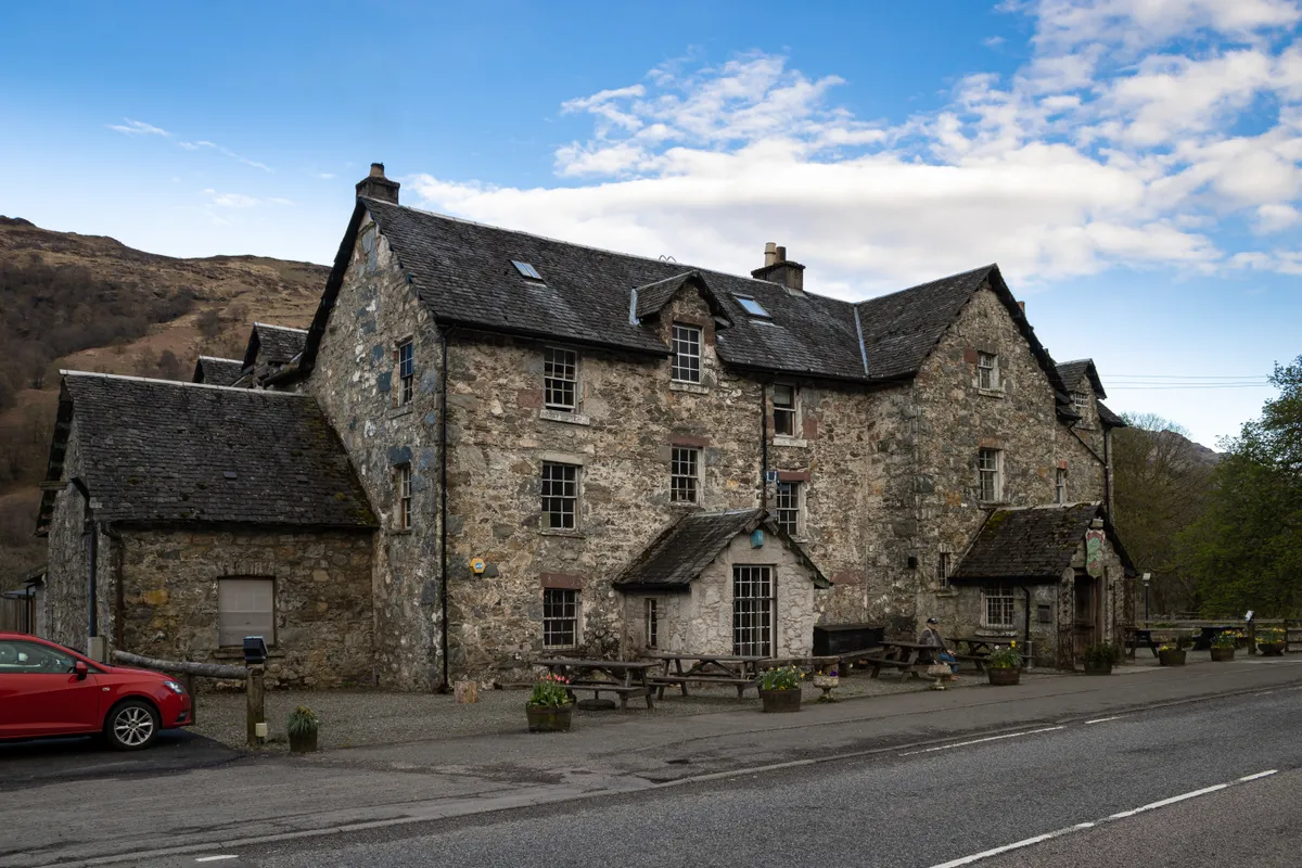 A Loch Lomond-tó mellett álló The Drover's Inn, Skóciában. 