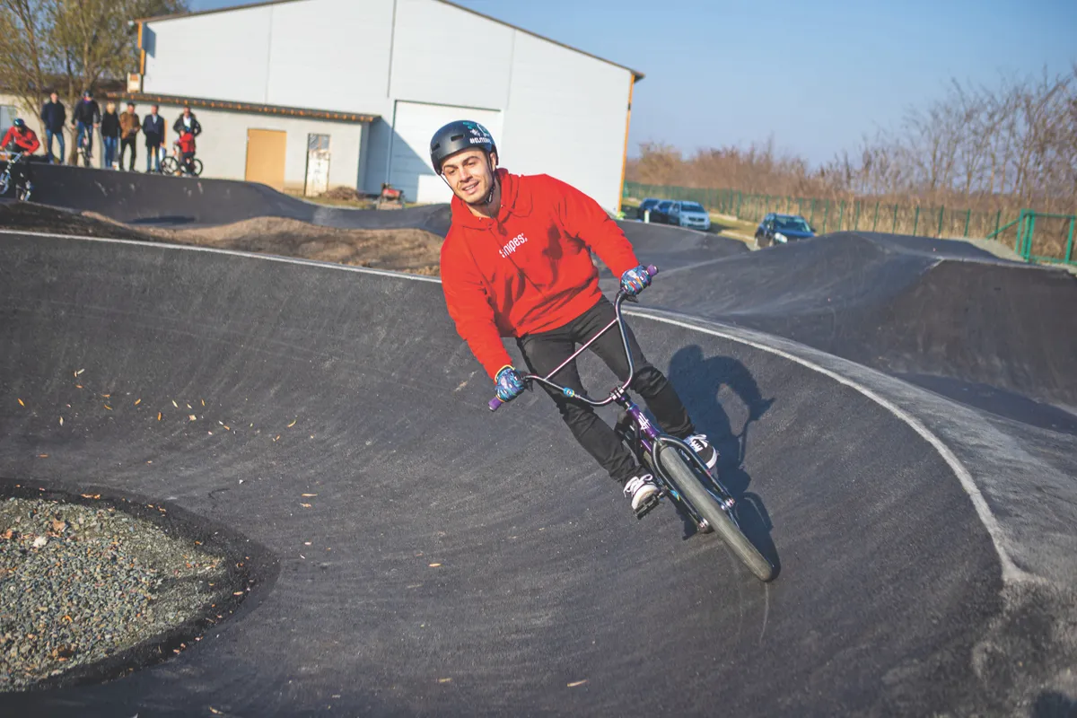 Kempf Zozó BMX-gyakorlata közben esett olyan szerencsétlenül, hogy a leérkezéskor hatalmas ütést kapott, amely után az állapota azonnali beavatkozást igényelt.