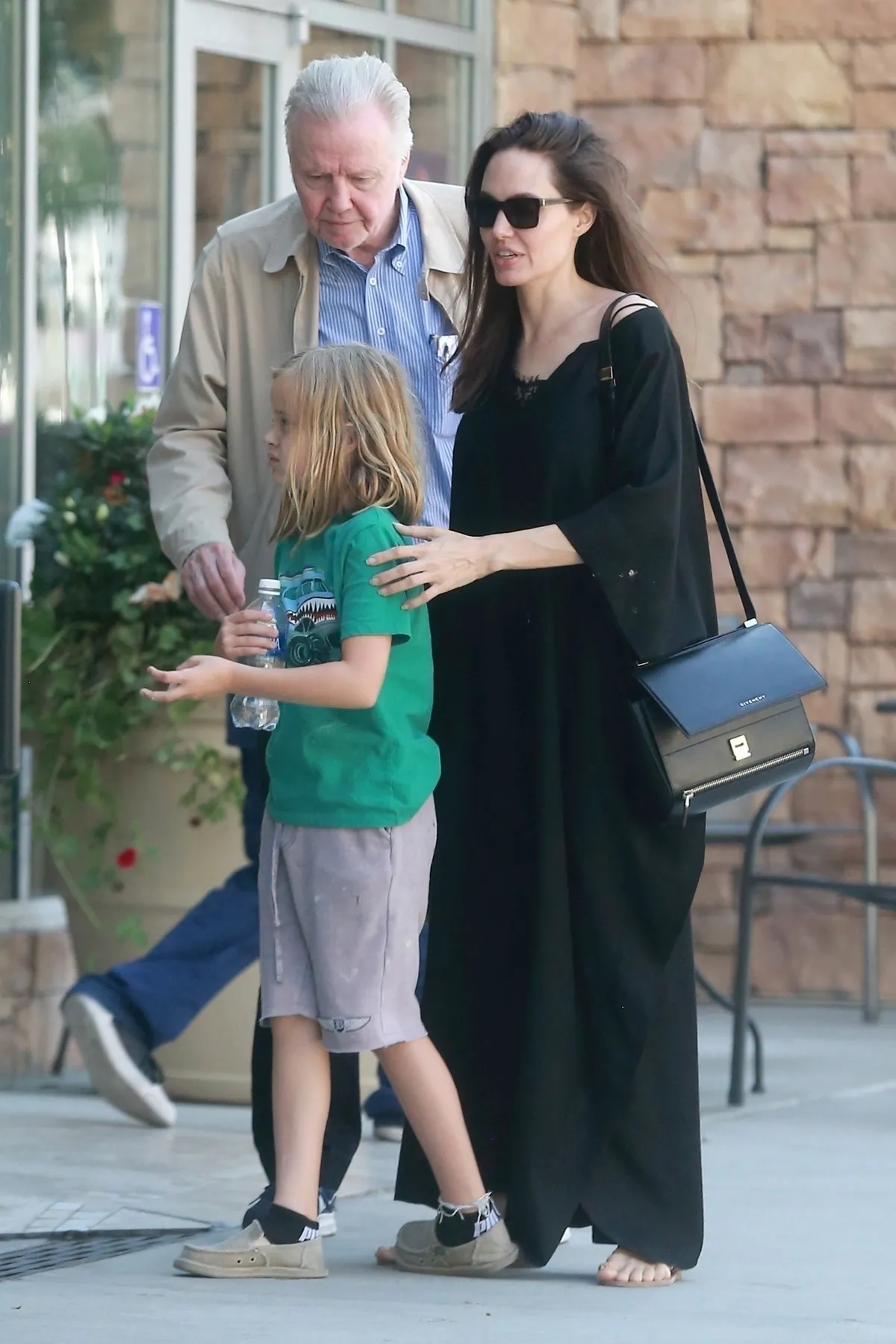 *PREMIUM-EXCLUSIVE* Angelina Jolie and Jon Voight take Vivian to Color Me Mine **WEB EMBARGO UNTIL 11PM PST ON 08/15/17**