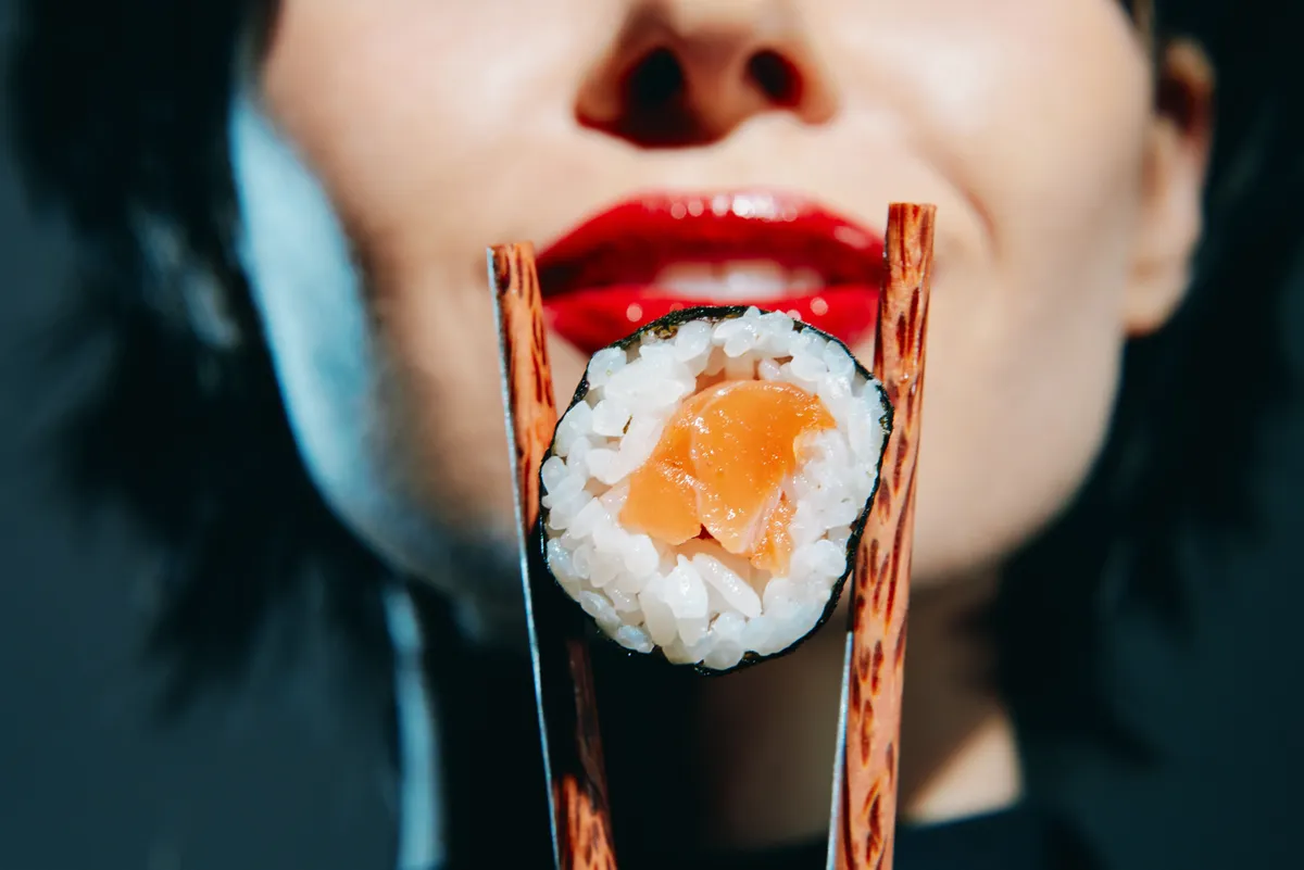 Gnathostomiasis: a veszélyes parazita, amely nyers hal fogyasztásával terjed
sushi
Close-up,Of,A,Female,Model,With,Red,Lips,Holding,Sushi