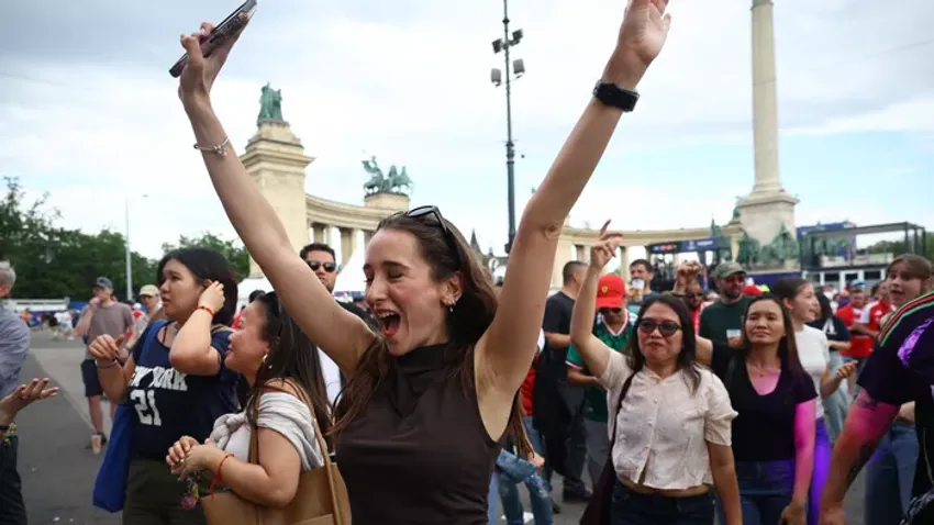 Szurkolók ezrei a Hősök terén és a Városligetben a BL-döntő előtt