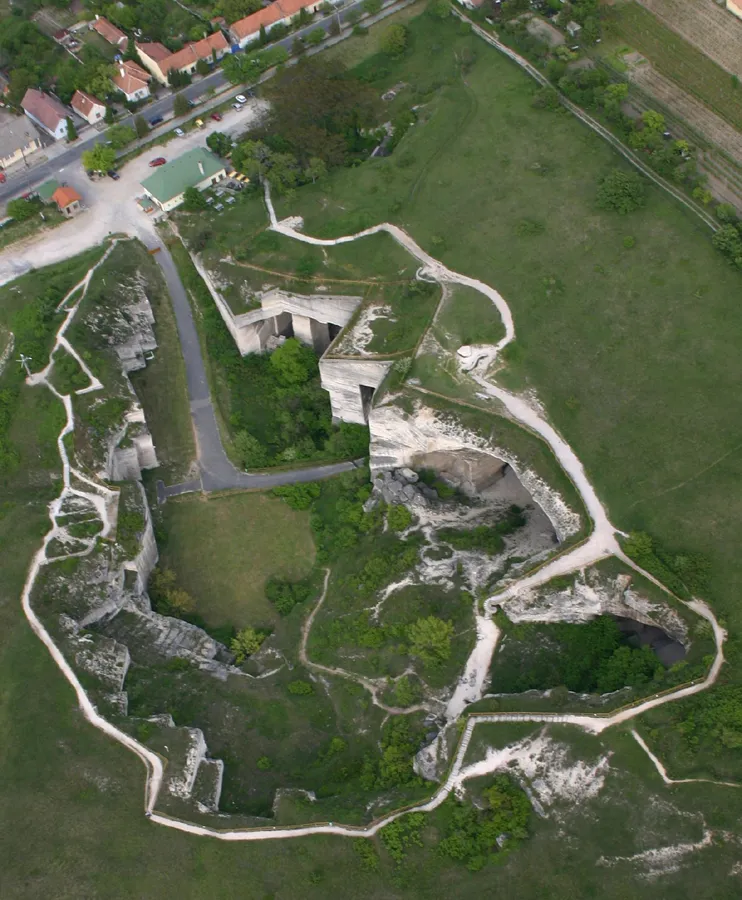 A Fertőrákosi Kőfejtő felülről fotózva.