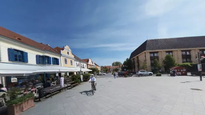 Támadás Kőszegen: késsel rontottak neki anyának és kisfiának