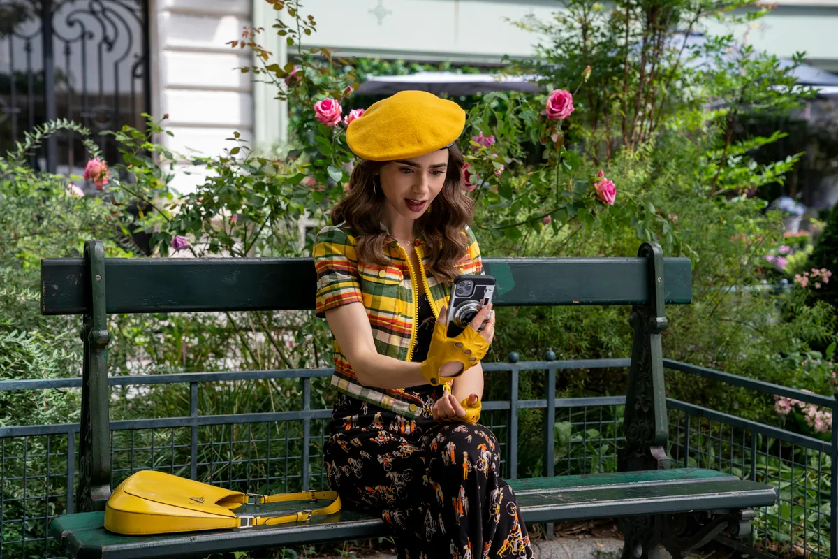 Lily Collins az Emily Párizsban sorozatban.