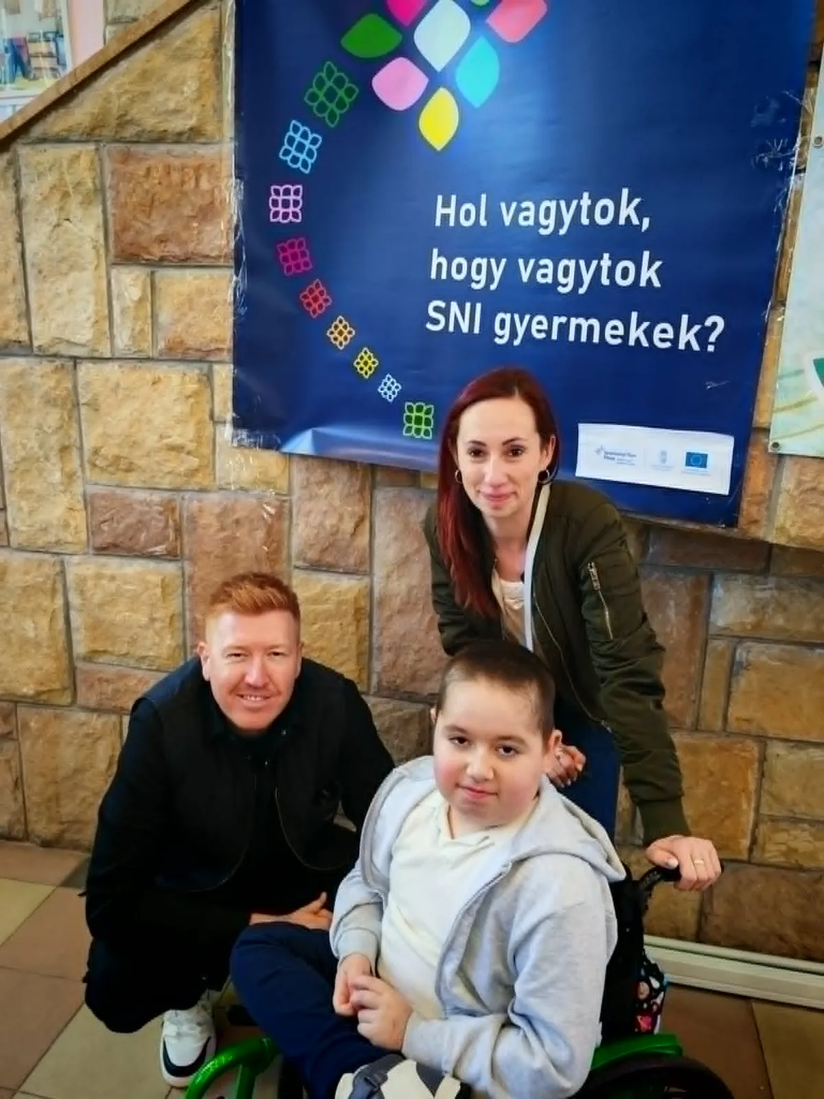 Ádi édesanyjával és a Halott Pénz énekesével, Marsalkó Dáviddal 