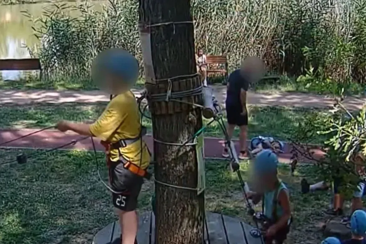 A szörnyűséget rögzítette a kalandpark kamerája, mégis tagad a kisfiút felrúgó karateedző