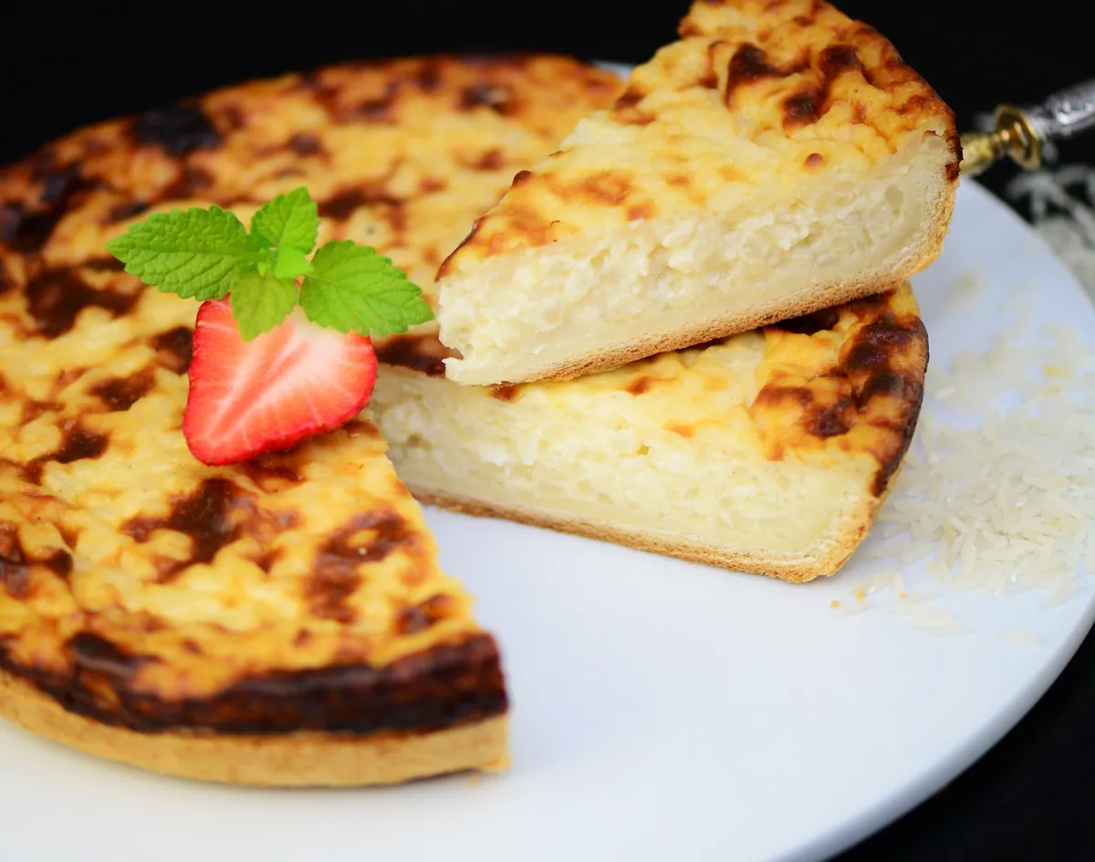 Rizskoch recept alapján készült desszert egy tányéron.