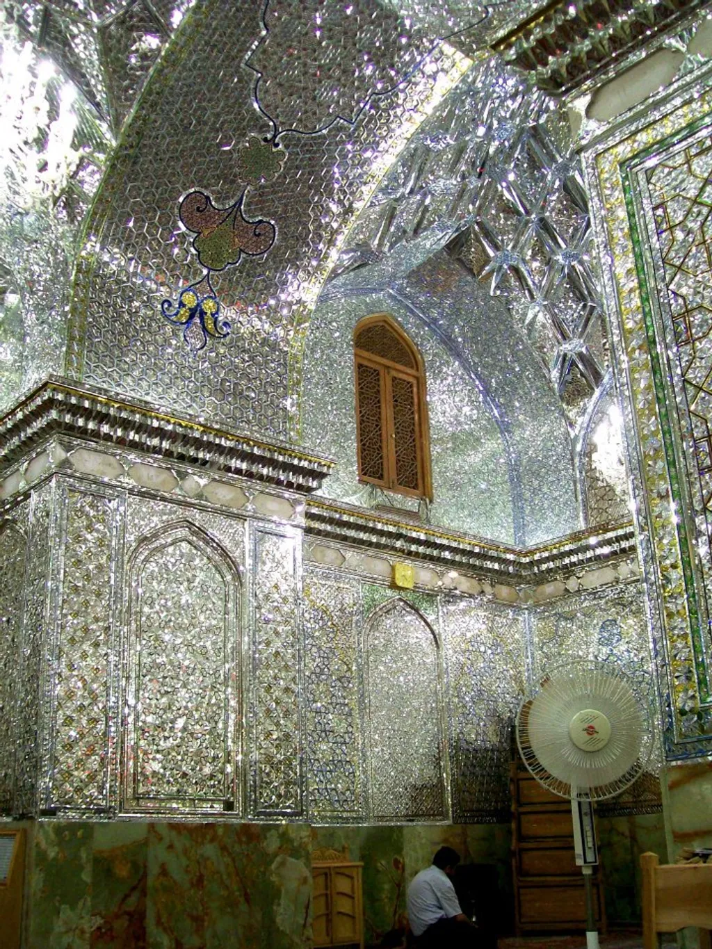 Még egyszer a Shah Cheragh-mecset belső látványa Shirazból.
