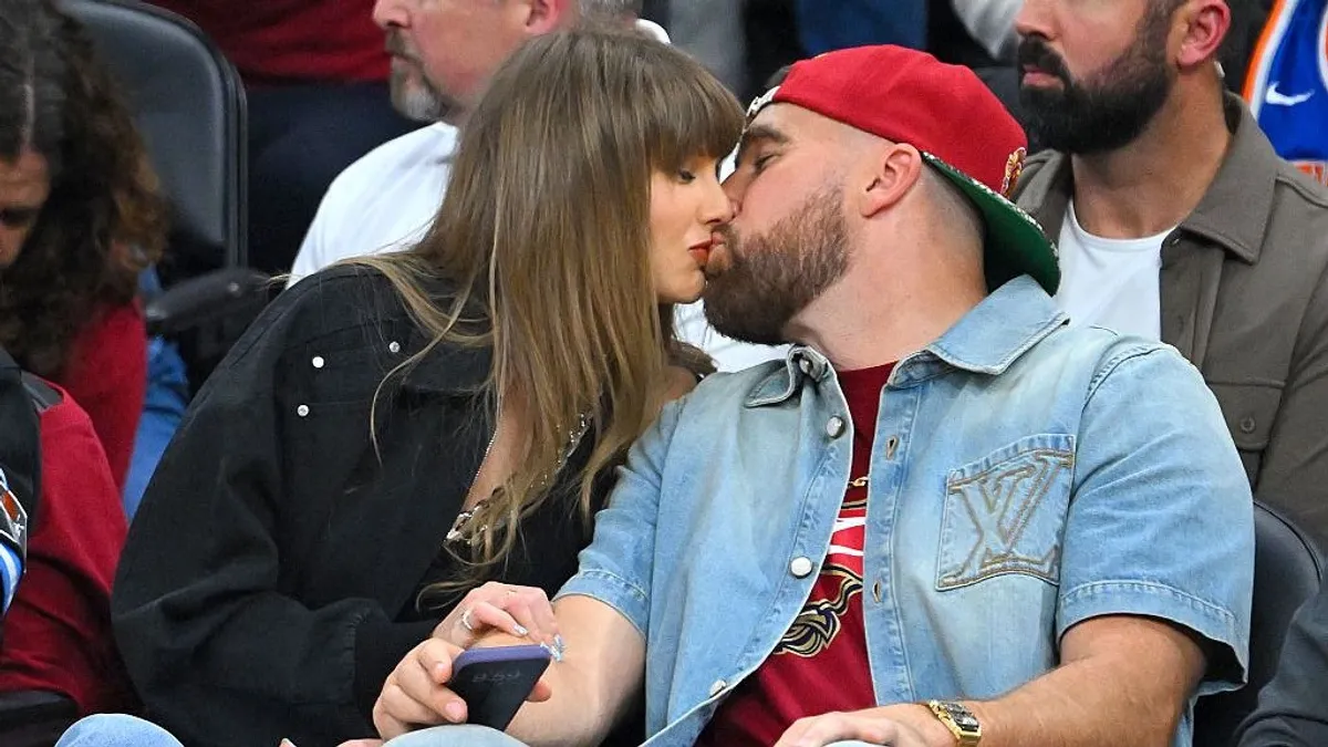 Taylor Swift milliókat akasztott ki, ezt tette a szerelmével - fotó