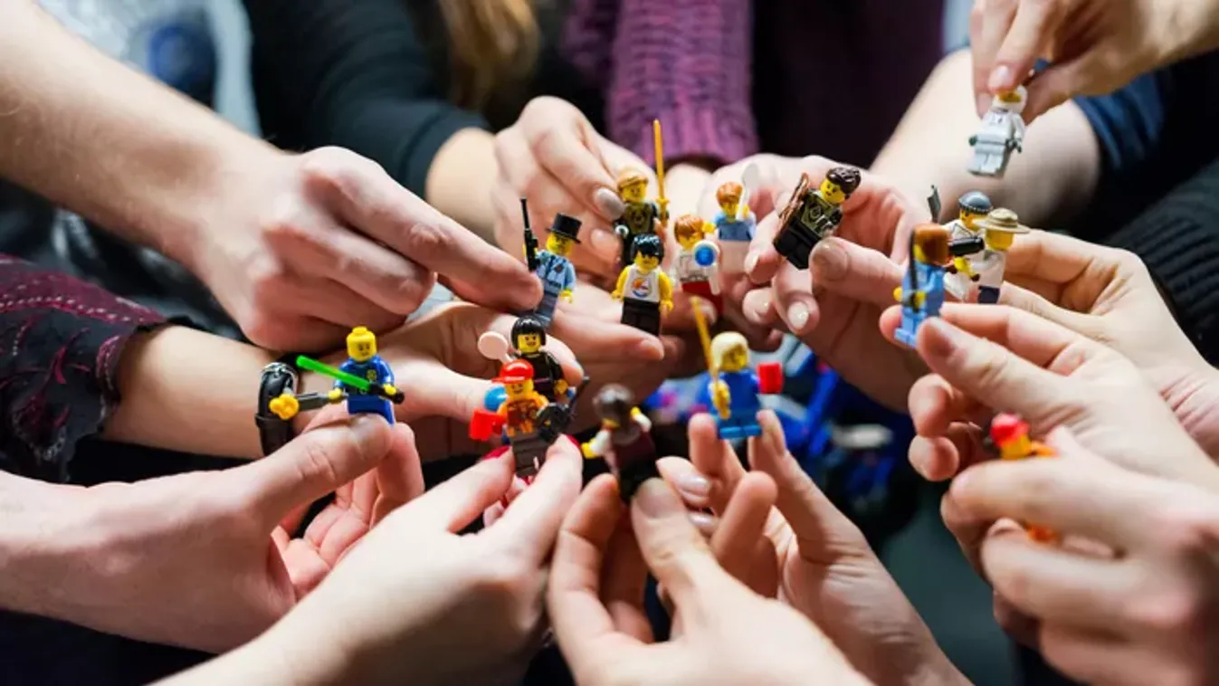 Az egész világ viccelődött David Attenboroughn,  de a LEGO válasza mindent visz