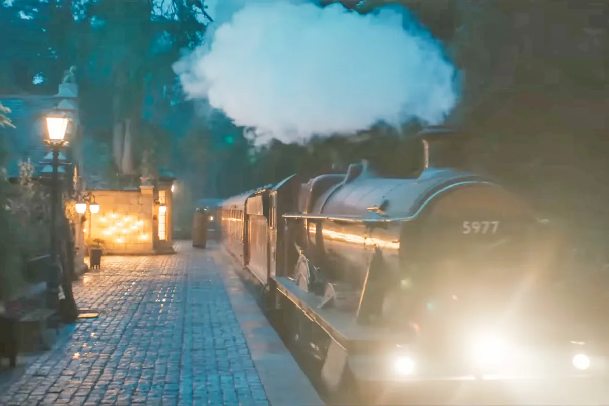 Jelenetkép a Harry Potter sorozatból a Roxfort Expresszel.